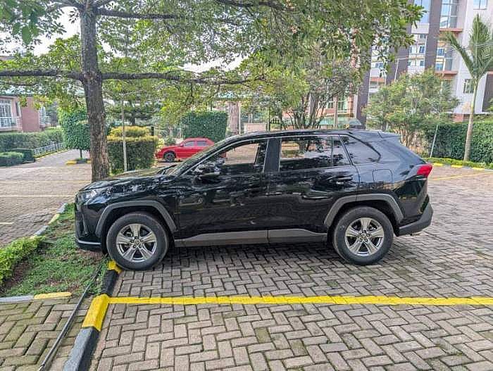 Night Driving in Rwanda: Mastering the Art of Managing Glare from Oncoming Headlights — Rwanda travel guide